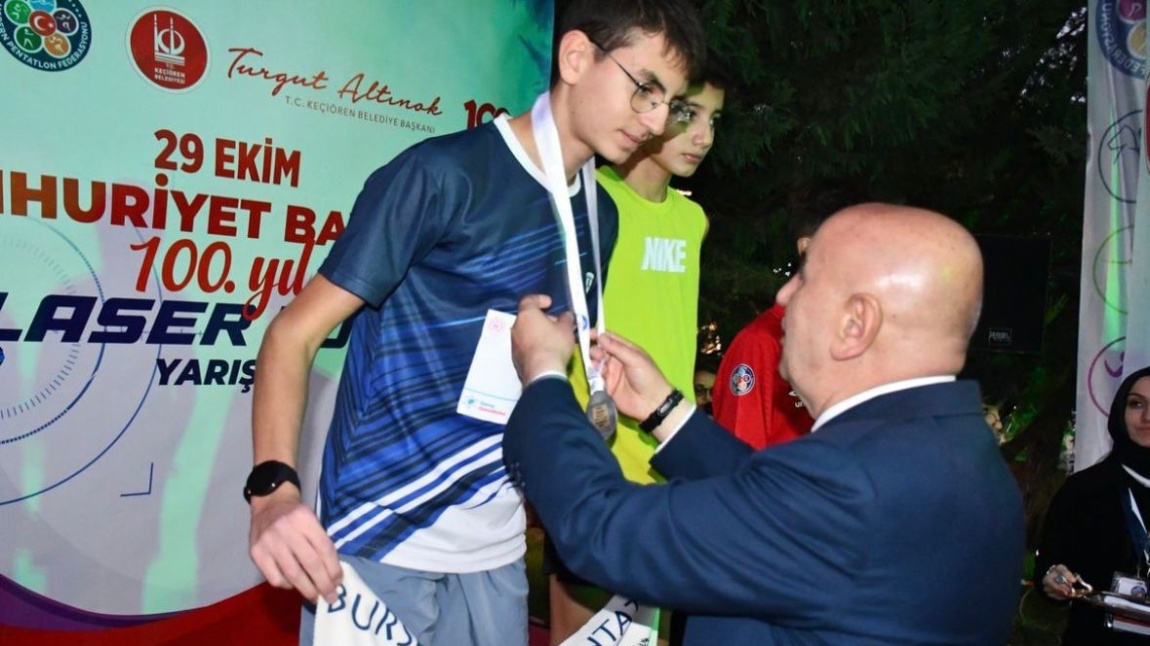 Ankara’da düzenlenen Cumhuriyet Bayramı 100. Yıl Laser Run Yarışı Türkiye Şampiyonasında öğrencimiz Arda MERİÇ Türkiye ikincisi olmuştur. 